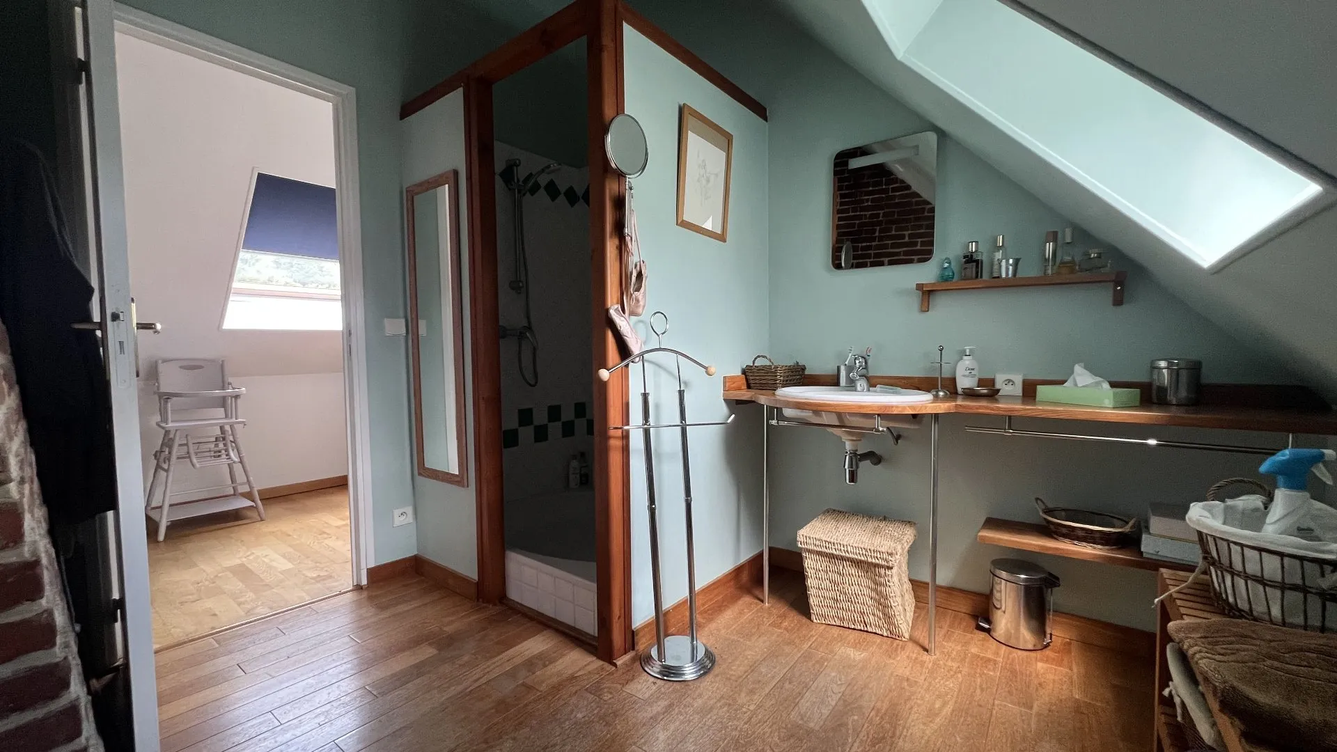 A vendre Authentique demeure normande 260m² issue de deux longères, 5 chambres, dépendances et jardin paysager 3400m², environnement privilégié proche Blangy-sur-Bresle 76340.