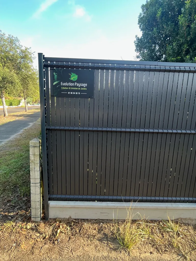 Quels avantages à faire installer une clôture grillage rigide occultante par un paysagiste à Biscarrosse et Mimizan