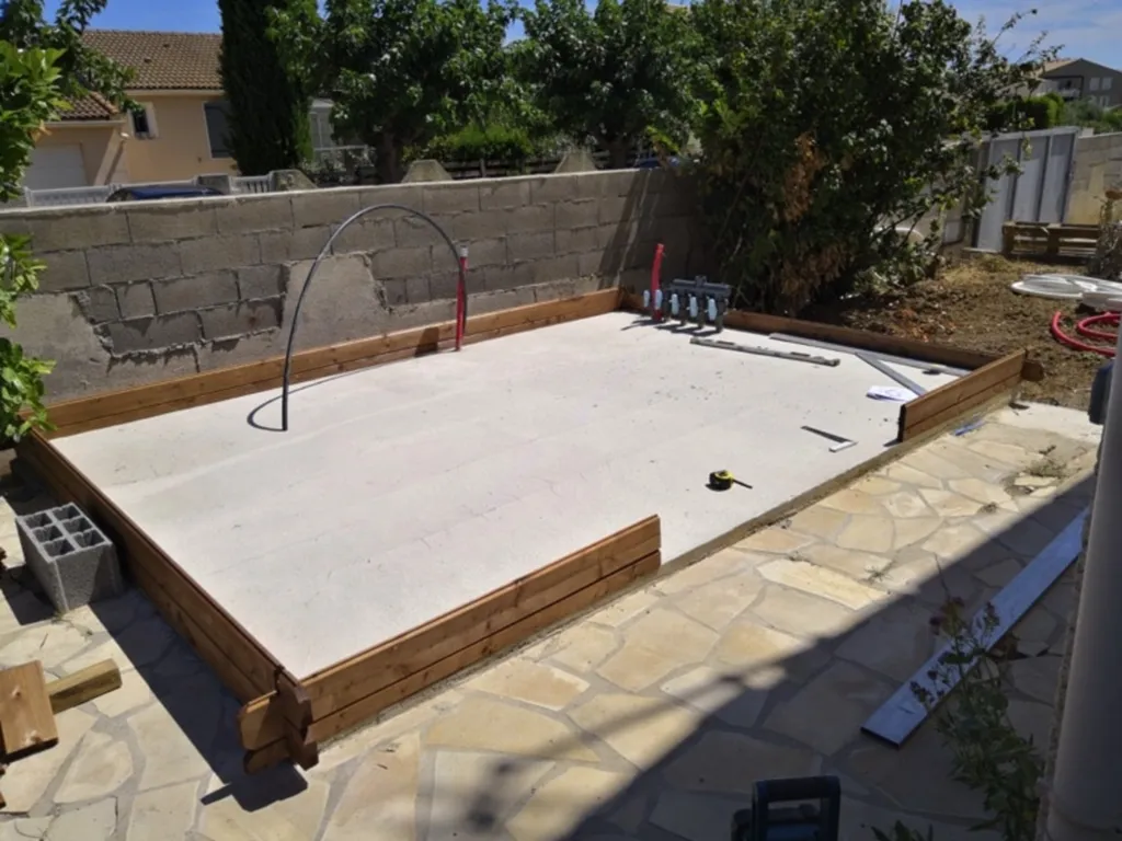 Construction d’un abri de jardin sur dalle béton en bois autoclave classe 4 à Mèze proche de Sète