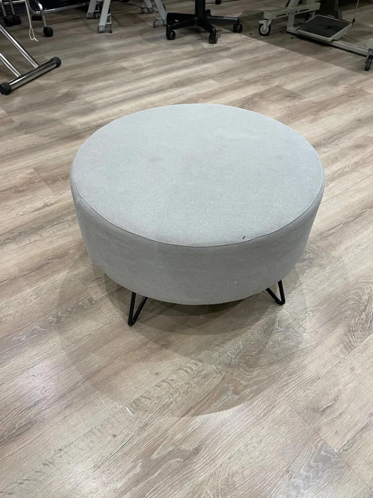 Refaire le revêtement de poufs à St Quentin de Baron