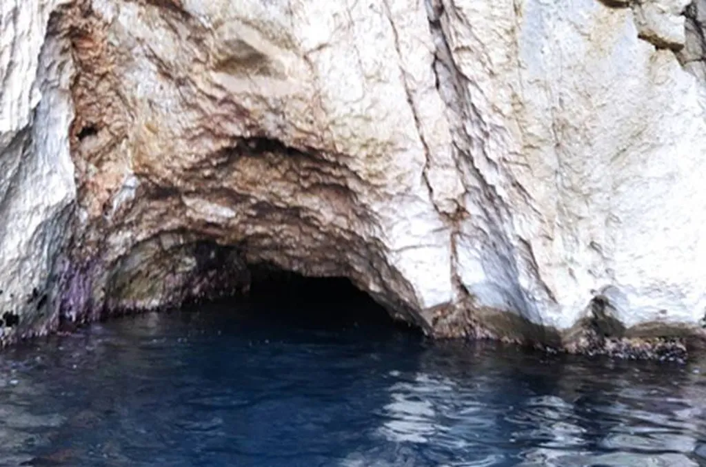 L'Eden Boat: Visit the Blue Caves of Marseille on our unforgettable boat tour in the Calanques National Park