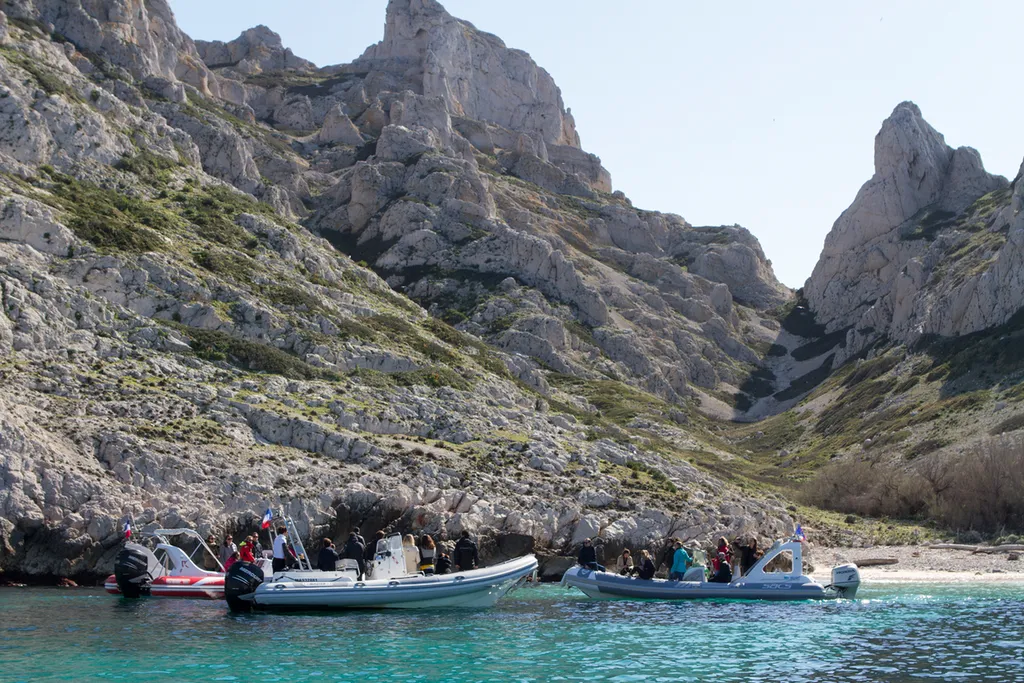 Idée de pot de départ en bateau avec skipper professionnel avec l'Eden Boat au départ de Cassis, La Ciotat