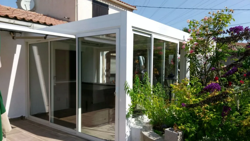 Pergola bioclimatique blanche sur Martigues