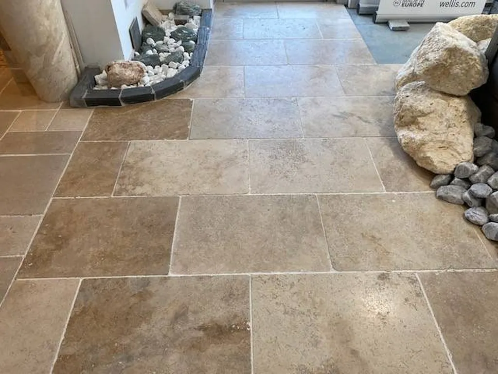 Pose de dallage travertin nuancé pour l'intérieur et l'extérieur pour sol et mur proche de Saint André de Cubzac