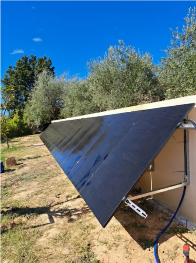 Panneaux solaires hybrides Dualsun installés sur toit à Saint-Zacharie, sur une structure sur mesure