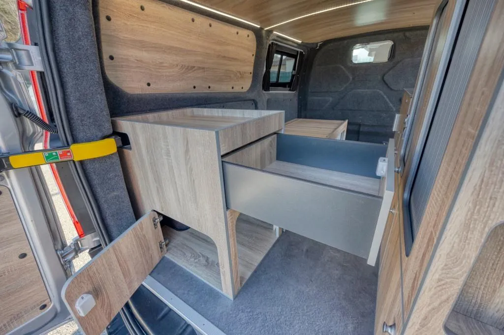 Ford Transit Custom Long aménagé sur-mesure à Grenoble : un van familial équipé pour la montagne iséroise