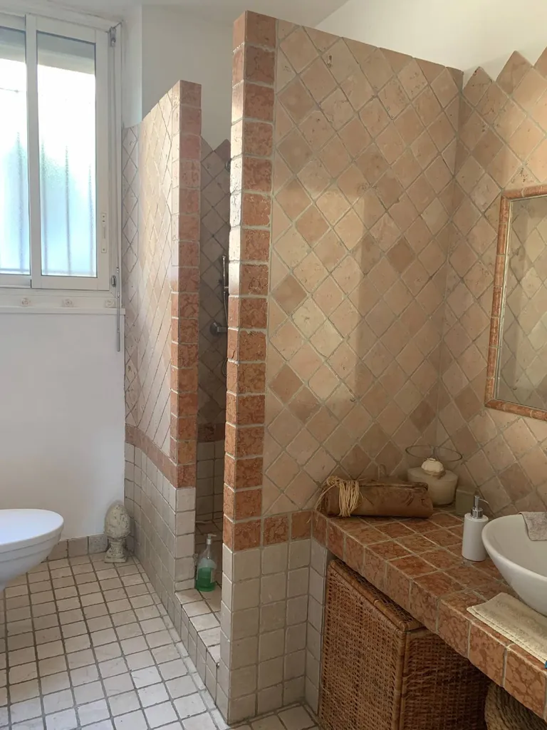 A vendre appartement 5 Cassis en 1er & dernier étage de maison à 200 mètres du port avec parking et terrasses vue mer