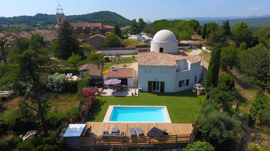 Piscine coque polyester Kryptonite C 8m fond progressif, sécurisée et familiale, avec escaliers latéraux à Ollioules, Evenos et Le Revest.