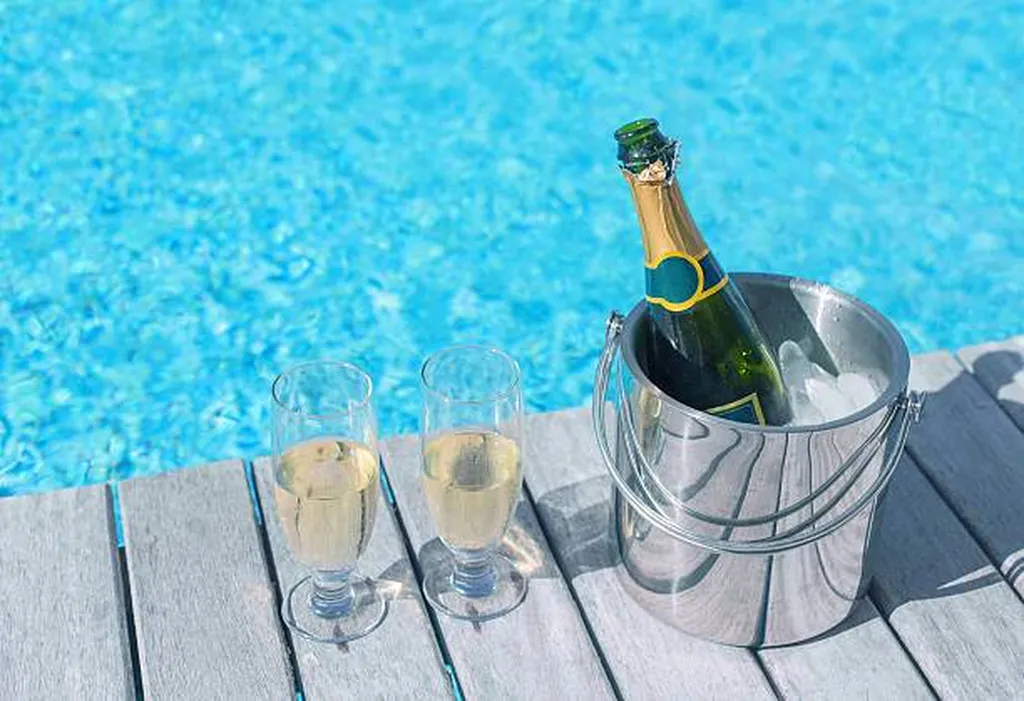 champagne au bord de la piscine coque alliance