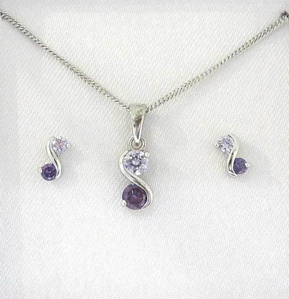 Parure en argent 925/1000. Zircons et pierres de synthèse violette.
