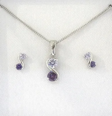 Parure en argent 925/1000. Zircons et pierres de synthèse violette.