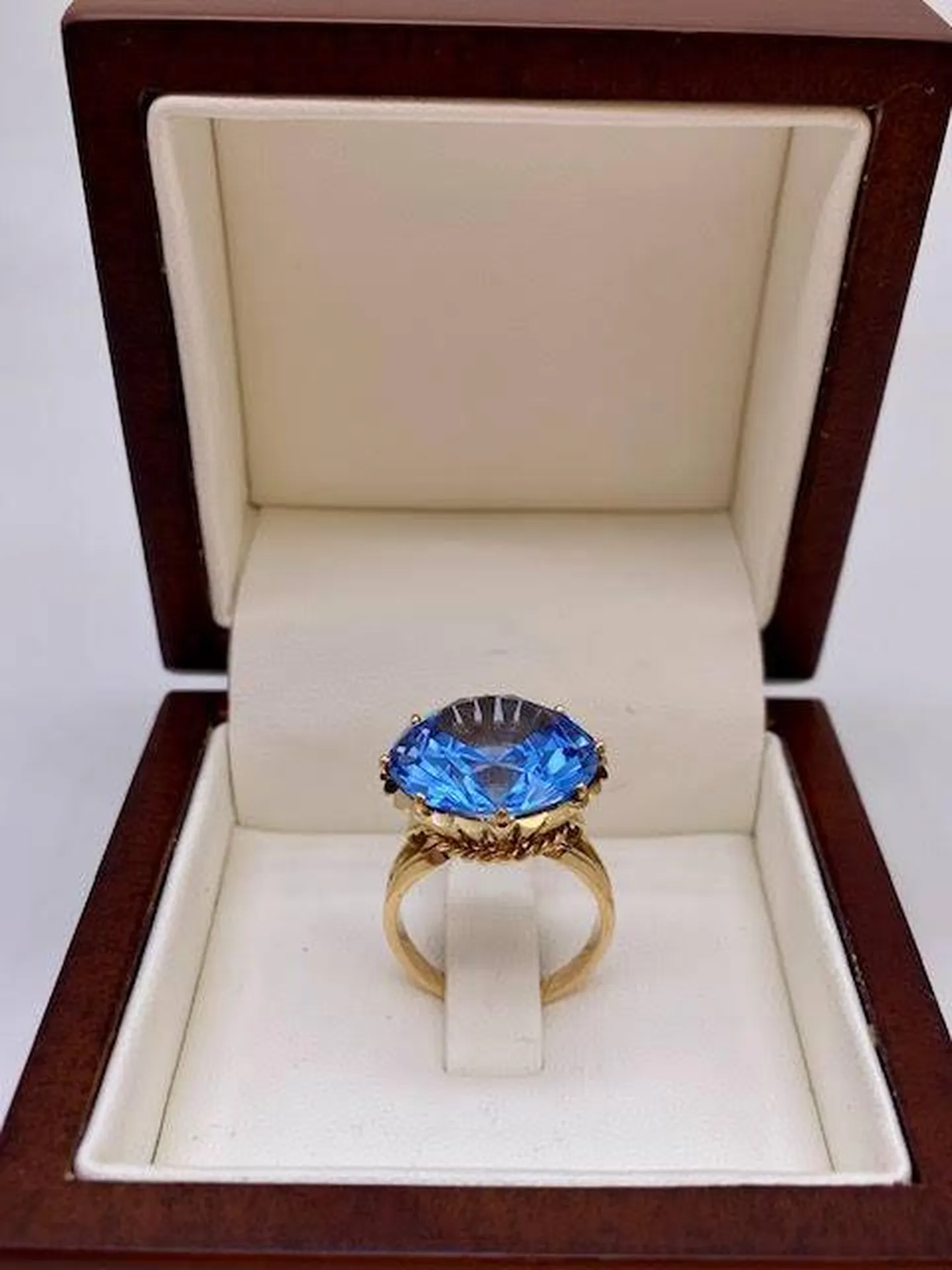 Bijou de Rêve : La Bague Topaze Bleue de synthèse qui Touche l'Âme