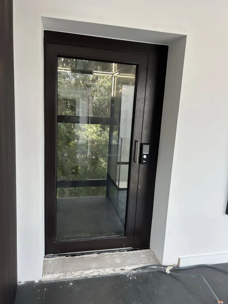 porte battante panoramique vitrée cet élévateur en pylone extérieur VIMEC ARIA, dans le golfe de Saint Tropez