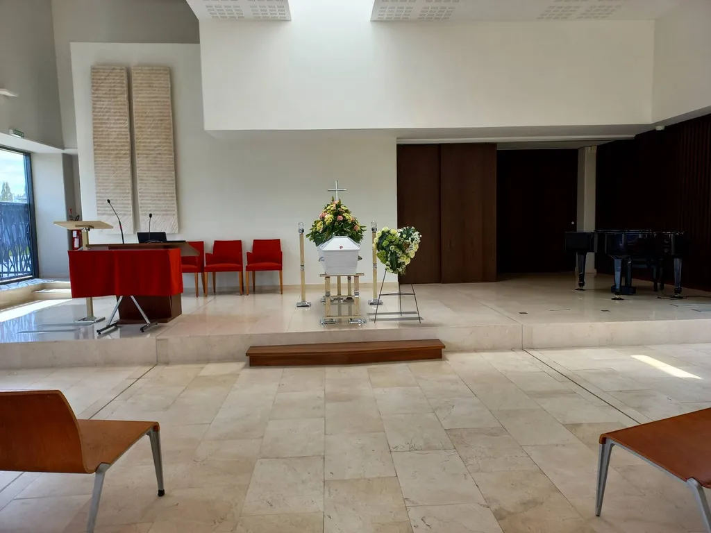 Cérémonie religieuse en salle de cérémonie du crématorium de Strasbourg suivie d'une crémation