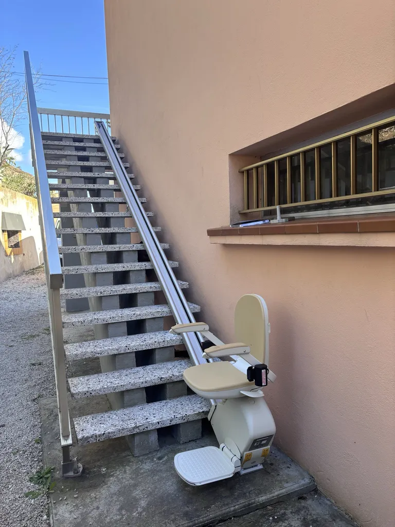 Les piétons classiques bénéficient d'un gand espace libre avec ce fauteuil monte escalier extérieur ACORN A130 Rousset en Pays d'Aix
