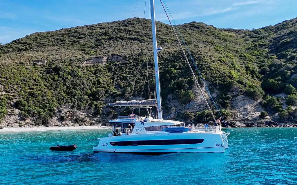 Location catamaran BALI quatre point deux avec concept Open Space et porte basculante à Sainte-Maxime dans le golfe de Saint-Tropez