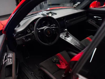 Détails Intérieurs, Garantie XPEL pour une Protection Complète : Terminez le voyage visuel avec cette image mettant en avant les détails intérieurs exceptionnels de la Porsche 911 992 GT3 Phase 2. La garantie XPEL ne se limite pas à l'extérieur - elle ass