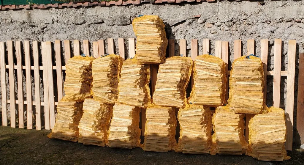 Bois d’allumage sec en filet à base de chêne ou d'hêtre pour les cheminées et poêles à Fos-sur-Mer et alentours
