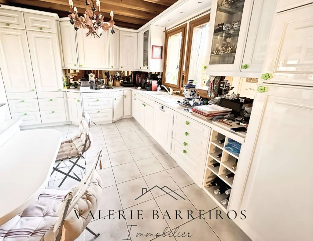 Maison de 207m2 édifié sur un terrain de 4363m2 situé dans la commune de La Londe