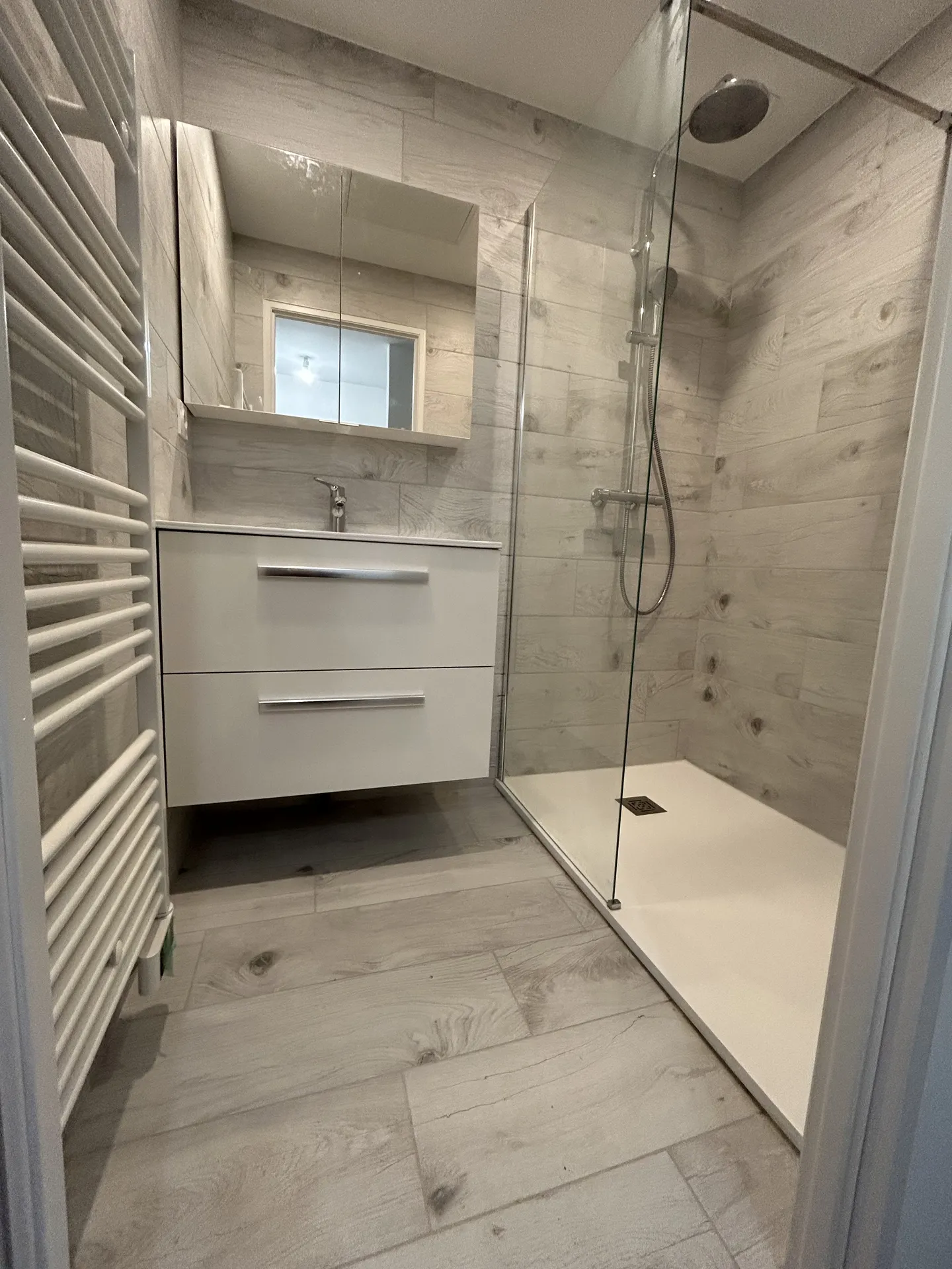 Rénovation de salle de bain avec équipements modernes et finitions soignées