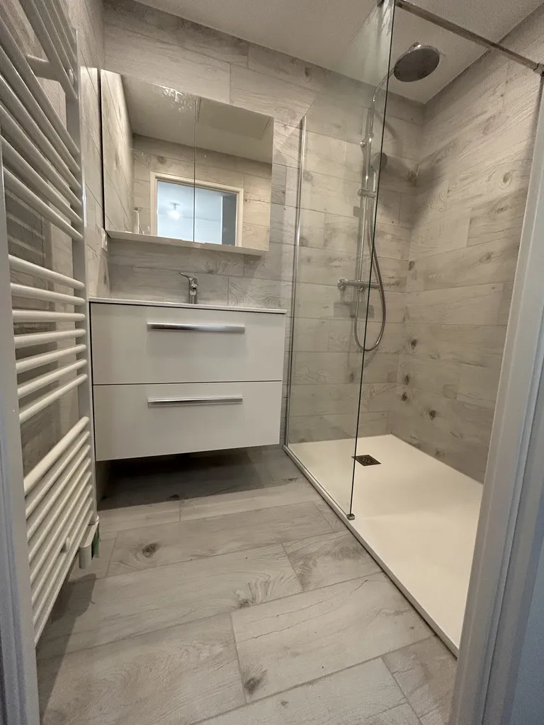Rénovation de salle de bain avec équipements modernes et finitions soignées