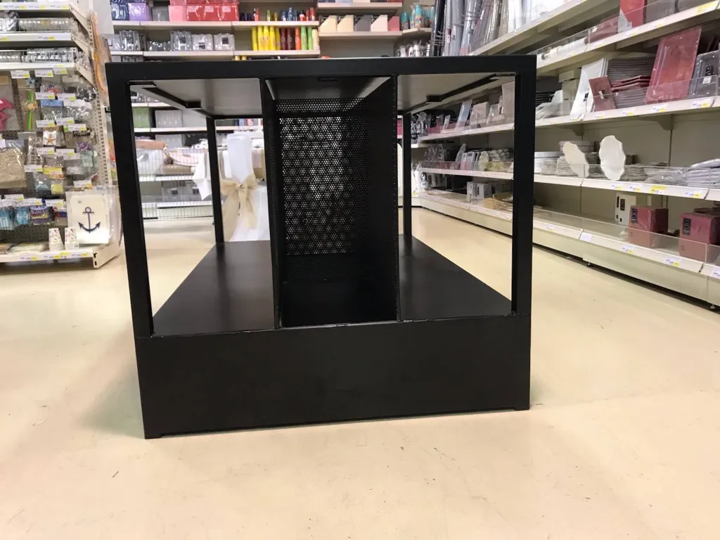 PRESENTOIR FABRIQUE SUR MESURE POUR UN CLIENT DE PLAN DE CAMPAGE AVEC ETAGERE METALLIQUE ET TIROIR