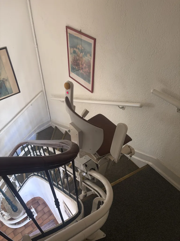 prise de mesures millimétrée, courbes au plus près pour ce fauteuil monte escalier OTOLIFT TWO sur son point de charge à Marseille
