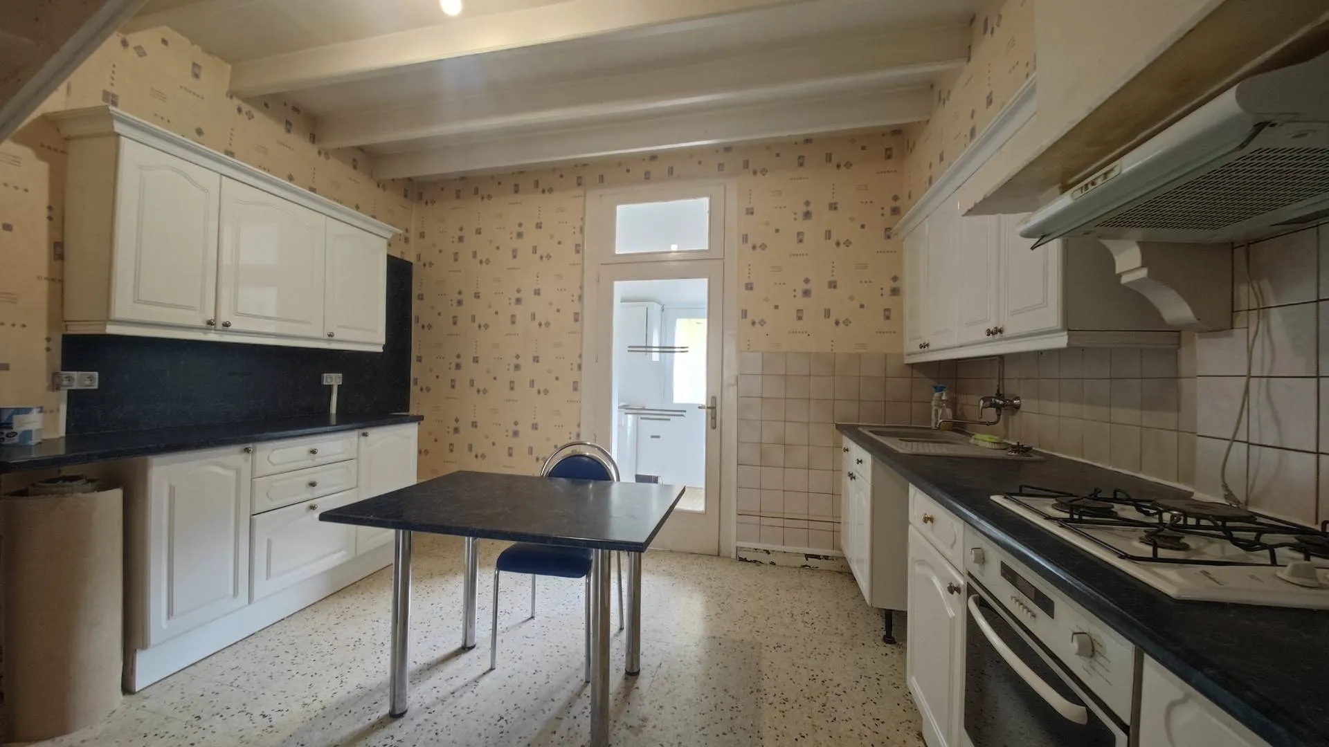 A vendre : Cuisine Équipée et Aménagée - Une cuisine fonctionnelle, parfaitement équipée pour préparer de délicieux repas en toute convivialité.