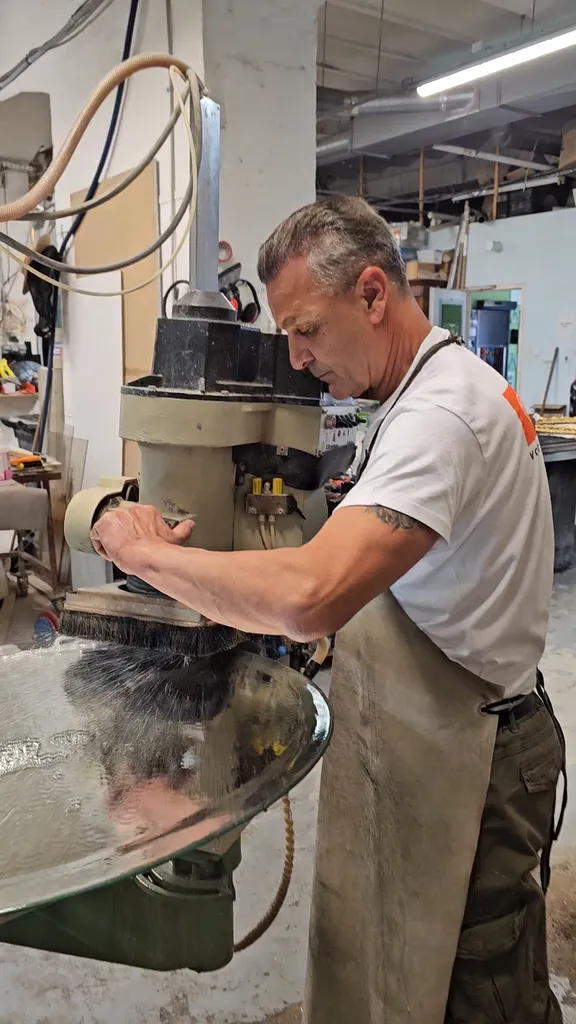 Façonnage d'un miroir dans notre atelier à SALON DE PROVENCE