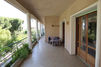 A vendre appartement a cassis avec terrasse de 40m² arborée avec  baies vitrés très lumineuse, au calme sous les pins 