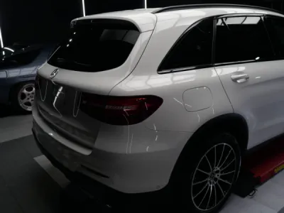 Mercedes GLC après un travail de polissage intensif, rendant la peinture brillante tout en offrant une couche de protection avec un traitement céramique Gtechniq