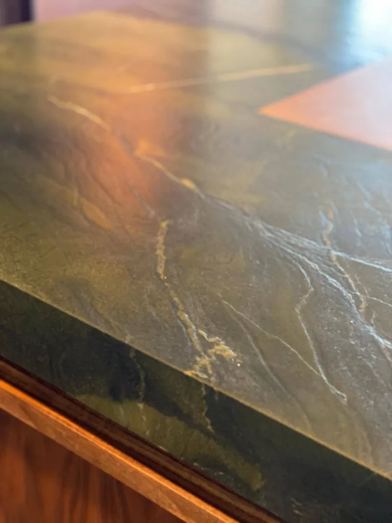 Plans de travail et îlot en Quartzite Avocatus à Saint Tropez 