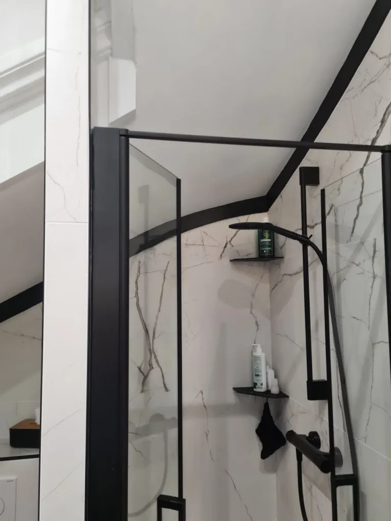 Plombier pour la rénovation d'une salle de bains avec verrière sur-mesure et receveur ultra plat sur Le Havre 76
