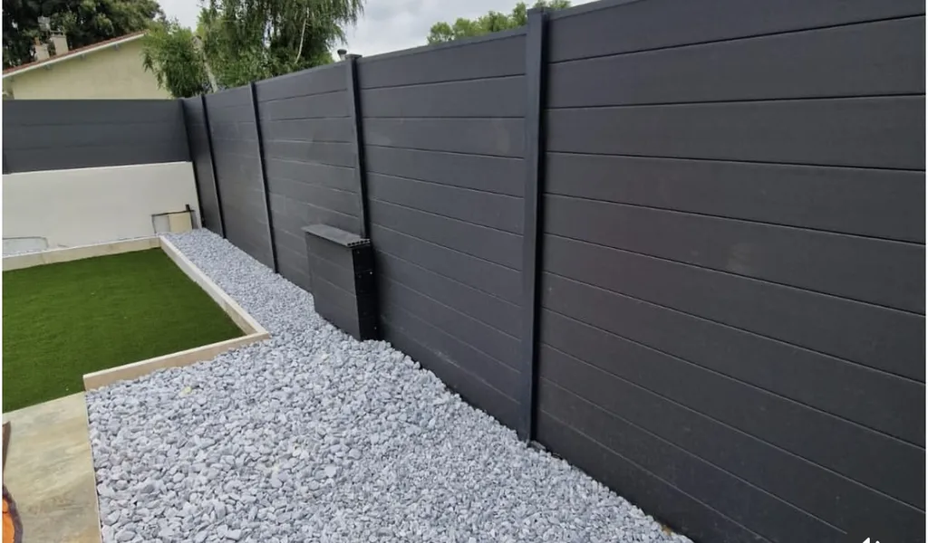 Création aménagements paysagers massif, gazon synthétique et dalle ardoise sur mesure à Saint-Jean-d’Illac