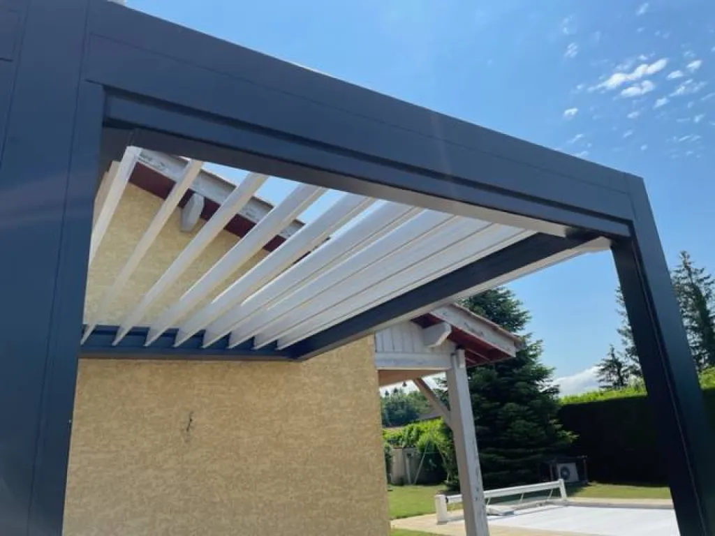 Installation d'une pergola bioclimatique aluminium sur mesure de marque MARQUISES en région Rhône Alpes à Saint-Romain-de-Jalionas