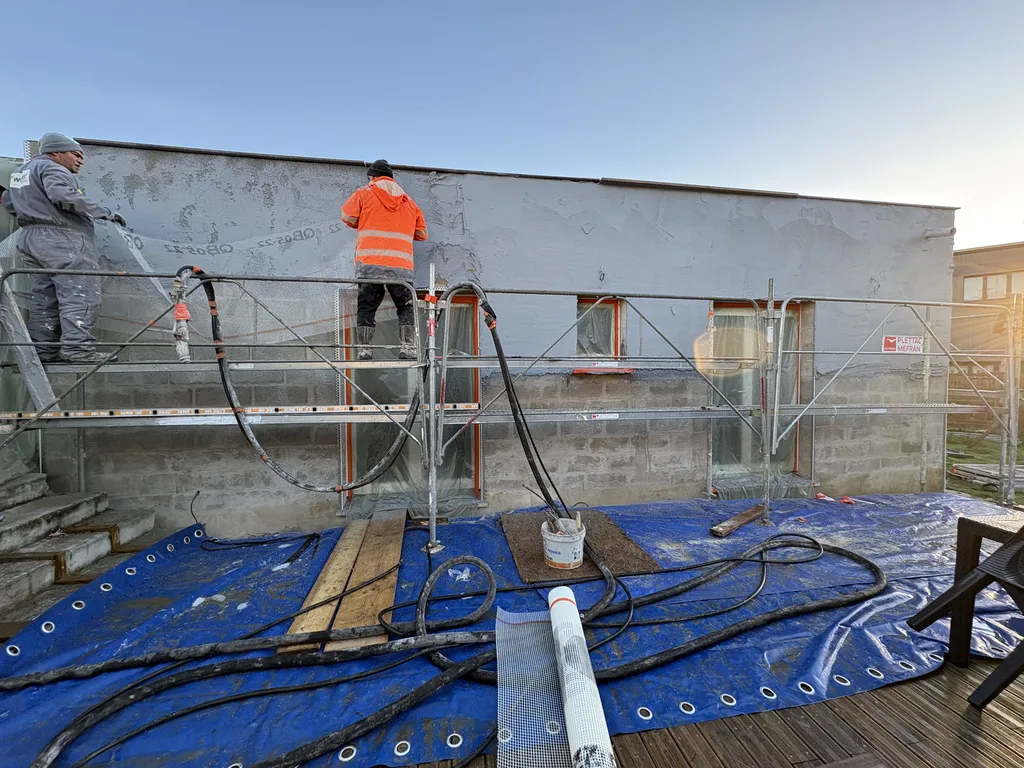 Pose d’enduit projeté maison avec résultat esthétique à Le Havre 76