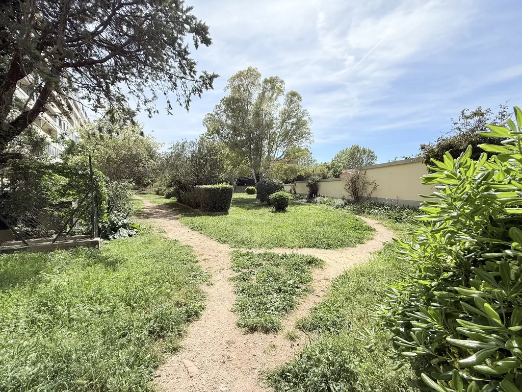 Studio rénové meublé avec vue dégagée et jardin arboré à Toulon Est proche La Valette du Var résidence sécurisée investissement locatif rentable