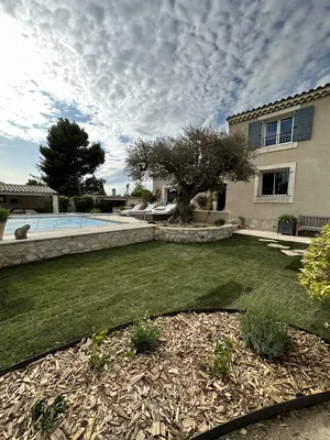 Maçons paysagistes dans les Alpilles 13430, créateurs d’espaces extérieurs uniques, adaptés à vos besoins et au paysage local