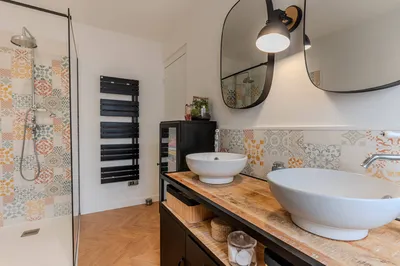 Salle de bain moderne à Albi rénovée avec des matériaux de qualité et des équipements contemporains. Nos artisans ont pris en charge la pose de carrelage, l’installation de meubles sur mesure et la mise aux normes de la plomberie pour créer un espace fonc