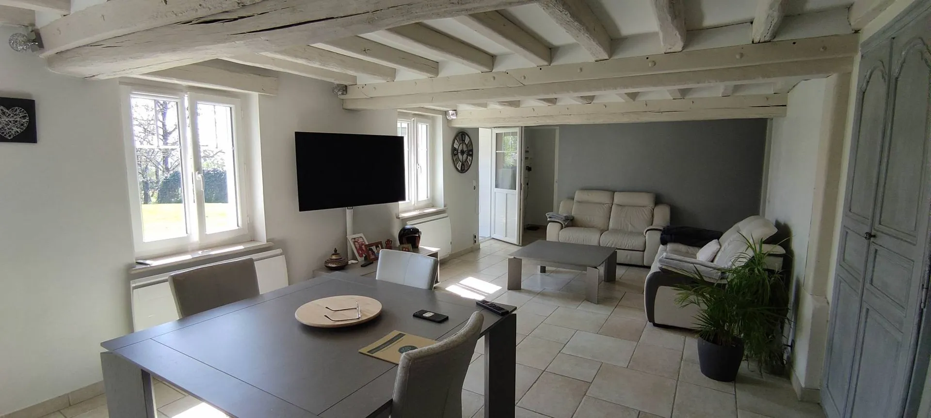 A vendre, à 10 minutes de PONT-L'EVEQUE (14130) et de LISIEUX (14100), découvrez cette maison rénovée offrant une vie de plain-pied. Sur un terrain de 2 600 m², profitez de deux terrasses exposées Sud et Ouest, ainsi qu’une grande dépendance de 92 m²