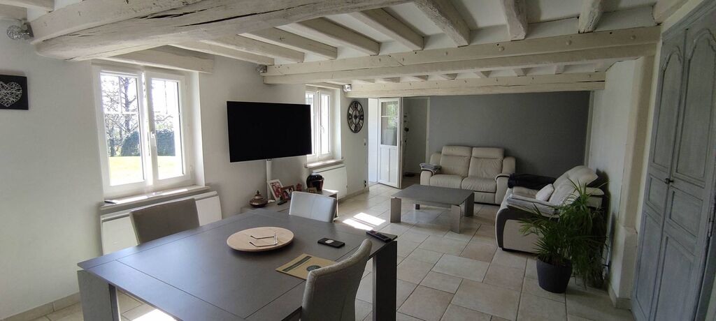 A vendre, à 10 minutes de PONT-L'EVEQUE (14130) et de LISIEUX (14100), découvrez cette maison rénovée offrant une vie de plain-pied. Sur un terrain de 2 600 m², profitez de deux terrasses exposées Sud et Ouest, ainsi qu’une grande dépendance de 92 m²
