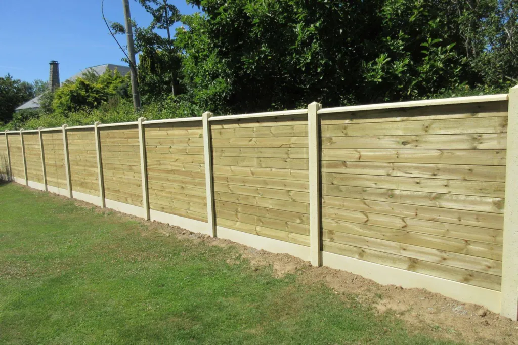 Pose de clôture mitoyenne mixte en béton et bois à ISNEAUVILLE 14