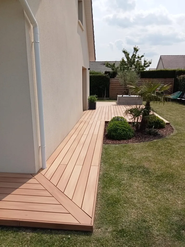 Réalisation d'une terrasse et trottoir en lame composite proche Rouen en Seine Maritime
