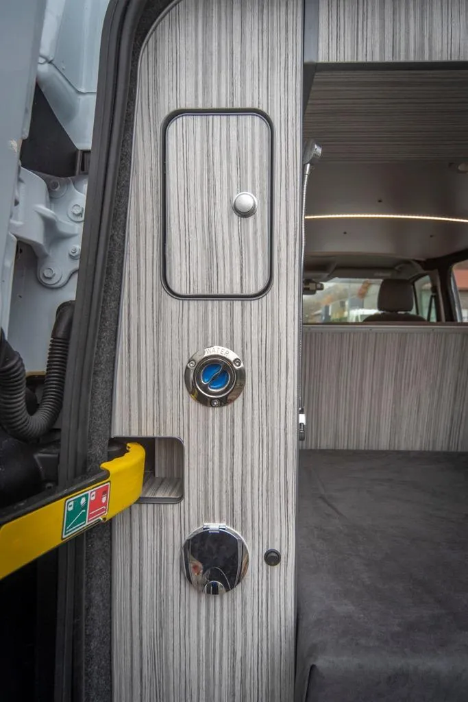 Aménagement sur-mesure d'un Ford Transit Custom à Marseille : van pensé pour l'apéro pieds dans le sable dans les Bouches-du-Rhône
