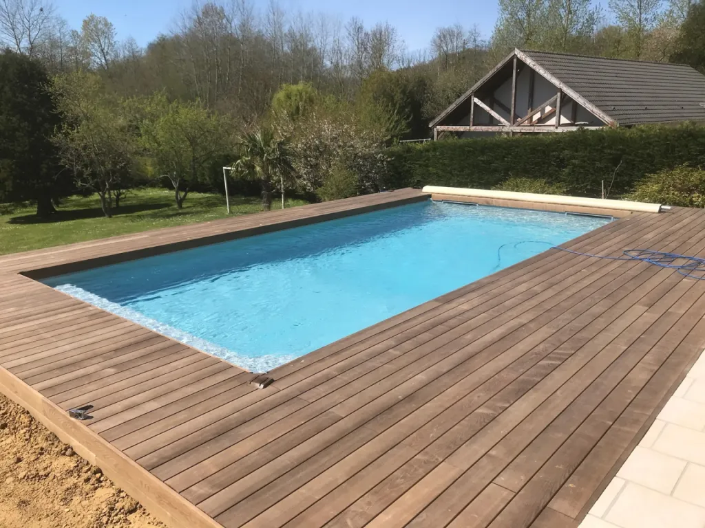 Piscine rectangulaire en béton armé à Sanguinet (40) – Filtration éco-énergétique – Construction durable par Aloha Piscines