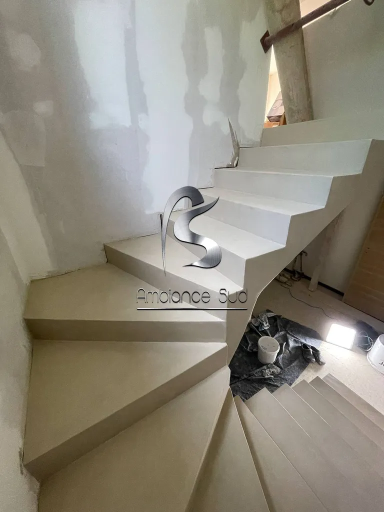 Comment moderniser un escalier avec du béton ciré à Puyricard à côté d’Aix en Provence ?