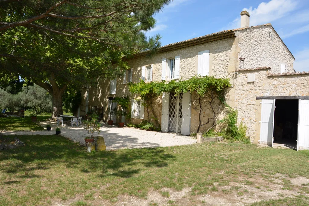 En vente,  près d'Avignon, mas provençal rénové avec piscine  sur 1,5 hectare  