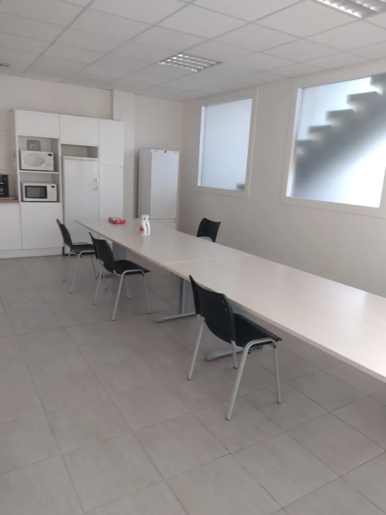 Opportunité exceptionnelle d'investissement : Entrepôt d'activité de 1857 m² avec showroom et bureaux sur un vaste terrain de 7662 m² à Perpignan, Secteur Nord, Pyrénées-Orientales.