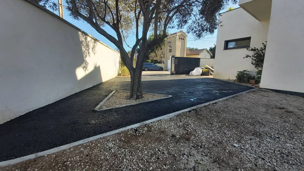 Embellissement d'une entrée en enrobé de bitume noir à La COURONNE dans les Bouches du Rhône