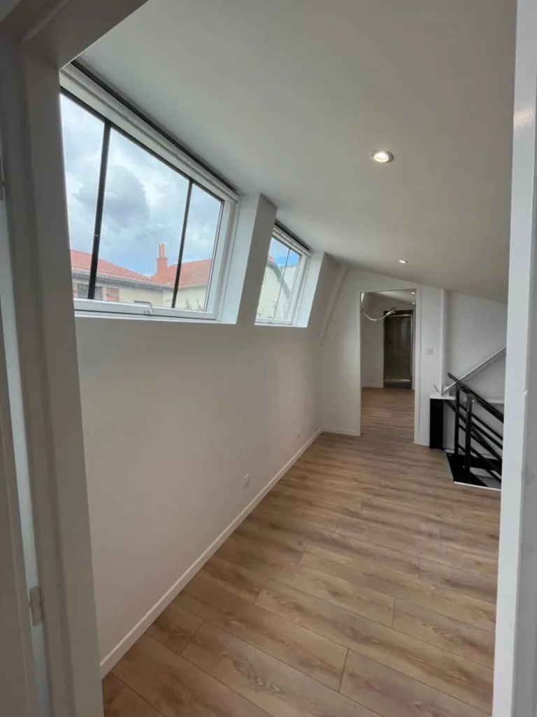 Loft T5 duplex au calme à Vénissieux limite Lyon 8ème avec jardin privatif proche Tramway